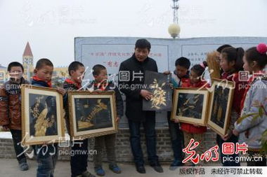 麥秸畫藝術(shù)進(jìn)課堂 讓傳統(tǒng)工藝在指尖綻放